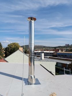 Montáž komínu na téměř rovnou střechu