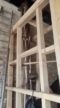 Montáž našeho komínu do budoucí hájenky