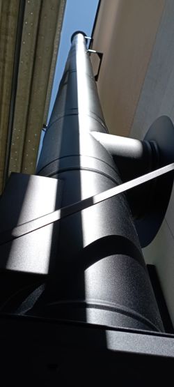 Montáž komínu na chatku